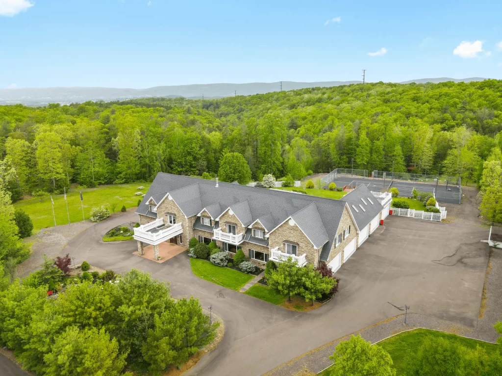 Beautiful 174 acre mansion for rent in Poconos