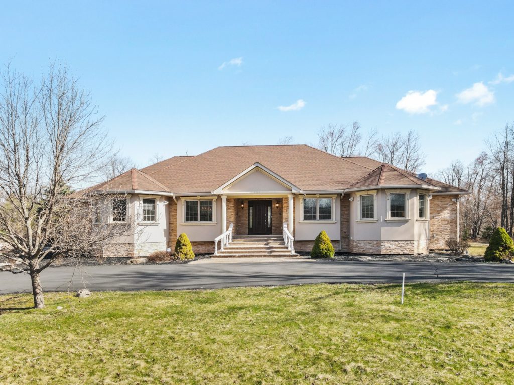 Spacious Countryside Villa for rent in Poconos