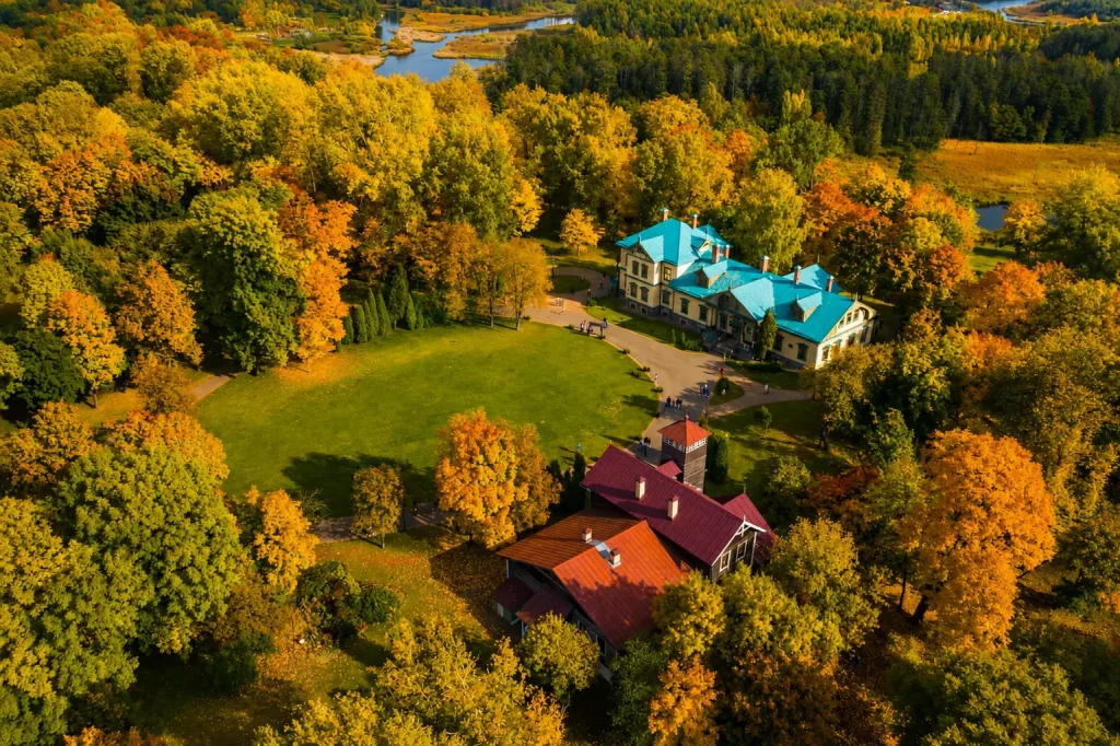 Poconos fall foliage 2026 with colorful autumn trees, scenic river, and historic estate