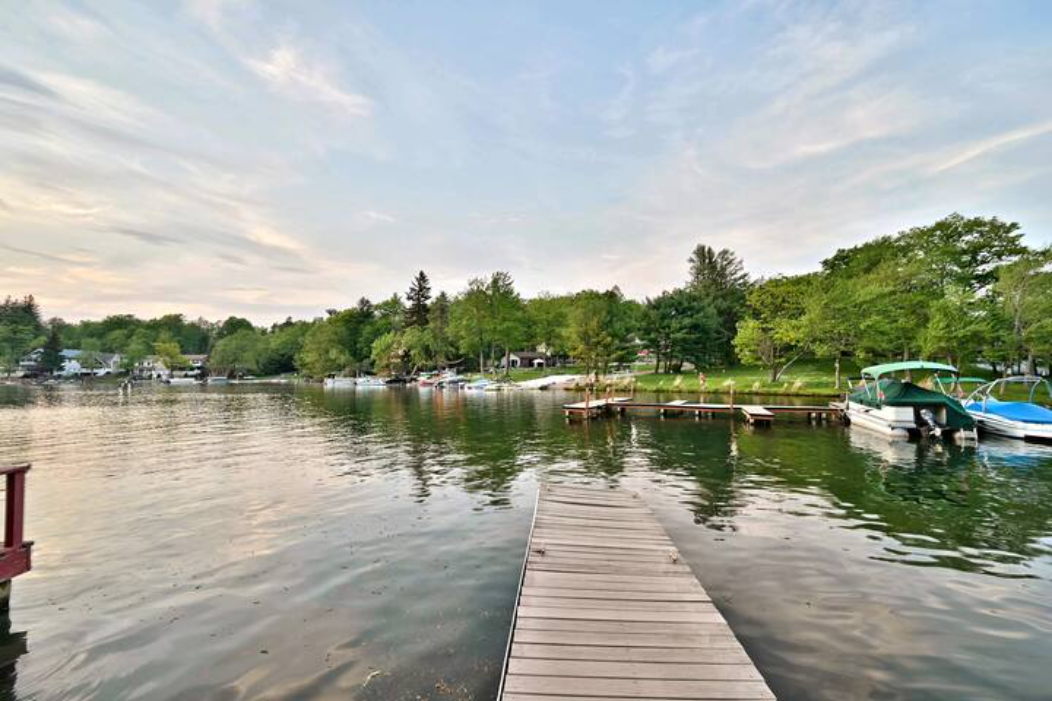 Twin House Lakefront Cottage in Lake Harmony HolidayKeepers